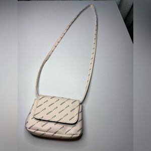 Brand- Kendall+Kylie
Color- light pink
Size- small purse